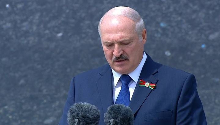 Лукашенко: как только люди забывают дорогу к памятникам, они начинают воевать