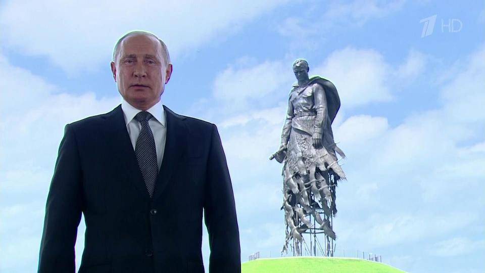 У памятника Советскому солдату Владимир Путин выступил с обращением к гражданам России