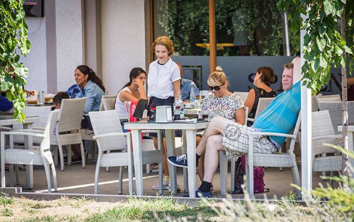 Открытым кафе в Тбилиси разрешат использовать больше пространства, чем им отведено