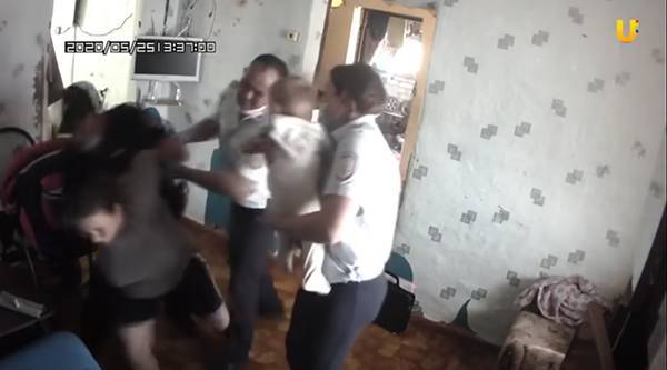 В Оренбуржье после скандала с изъятием из многодетной семьи детей уволен глава района