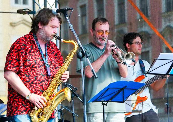 Пражан пригласили бесплатно послушать джаз на Староместской площади