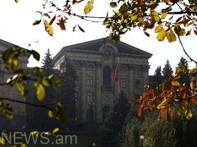 НС Армении в ходе внеочередного заседания одобрило в первом чтении две законодательные поправки