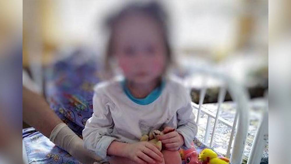 Худая и синяя: в Брянске чудом спасли 7-летнюю девочку из приемной семьи