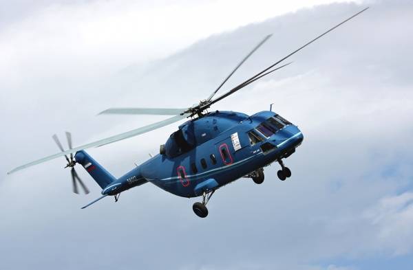Военный вертолет аварийно сел на трассу в Подмосковье