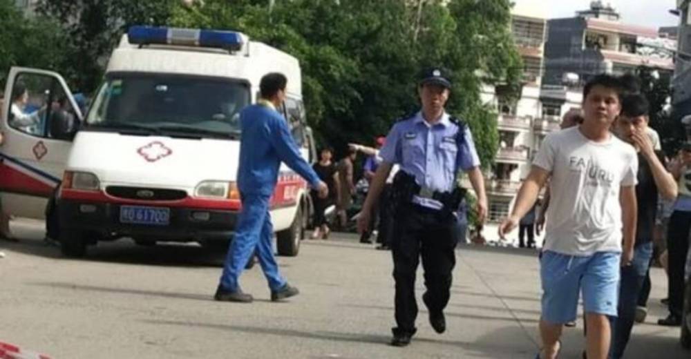 В Китае охранник напал на школу: ранены десятки детей. Фото и видео ЧП