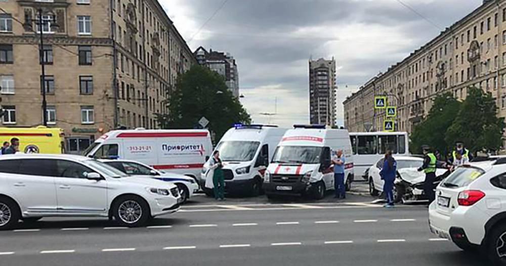 Фото: Легковушка и скорая помощь не поделили перекресток в Петербурге