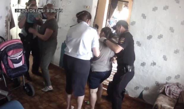 СКР возбудил дело против сотрудников оренбургской опеки, которые без решения суда изъяли детей из семьи