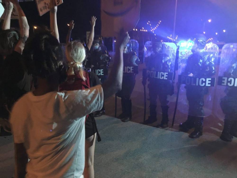 Полиция Нового Орлеана перекрыла дорогу мирным протестующим и атаковала их [фото]