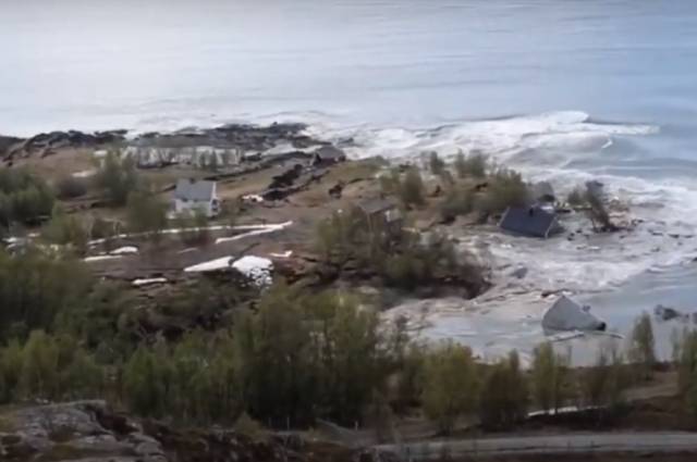 Очевидцы сняли, как оползень унес в море восемь домов в Норвегии