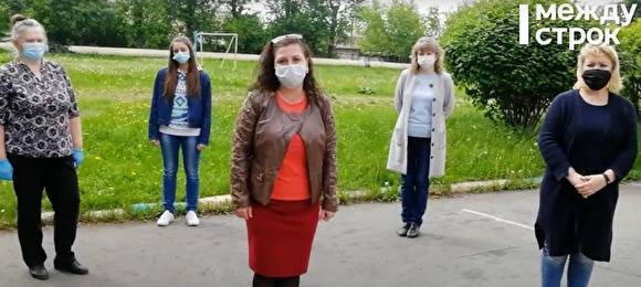 На Урале учителя выступили против смены директора из-за учеников, потушивших Вечный огонь