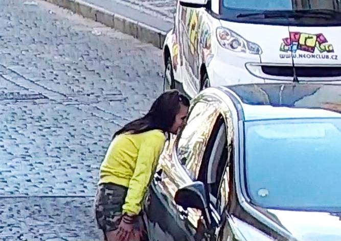 У жителя Праги украли из машины 200 тыс. крон: видео