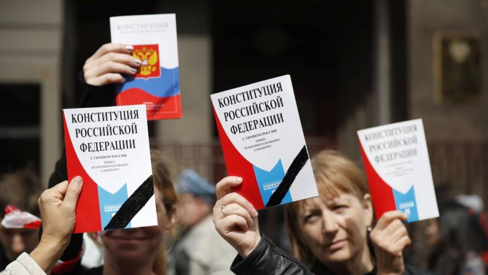 Более 190 депутатов из 26 субъектов РФ призвали граждан к «публичному несогласию с узурпацией власти»