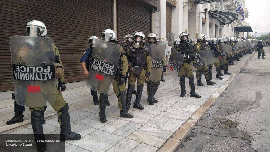 Демонстранты в Афинах забросали камнями полицейских у посольства США