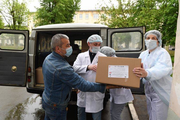 Производитель передал респираторы и защитные костюмы в новый госпиталь для больных COVID-19 в Твери