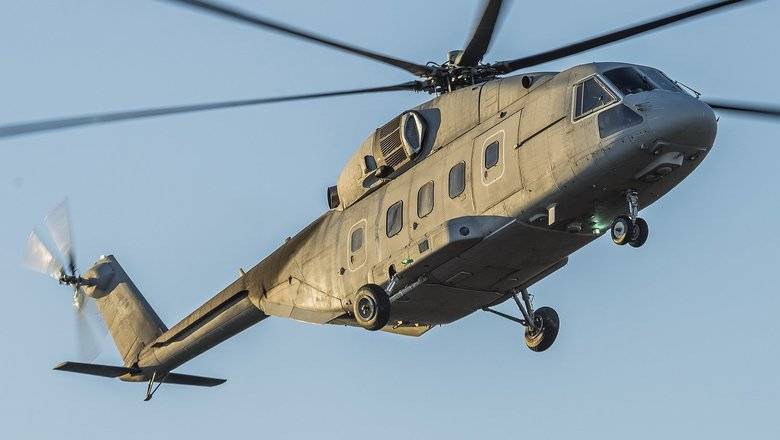 Военный вертолет Ми-38 совершил аварийную посадку на трассу в Подмосковье
