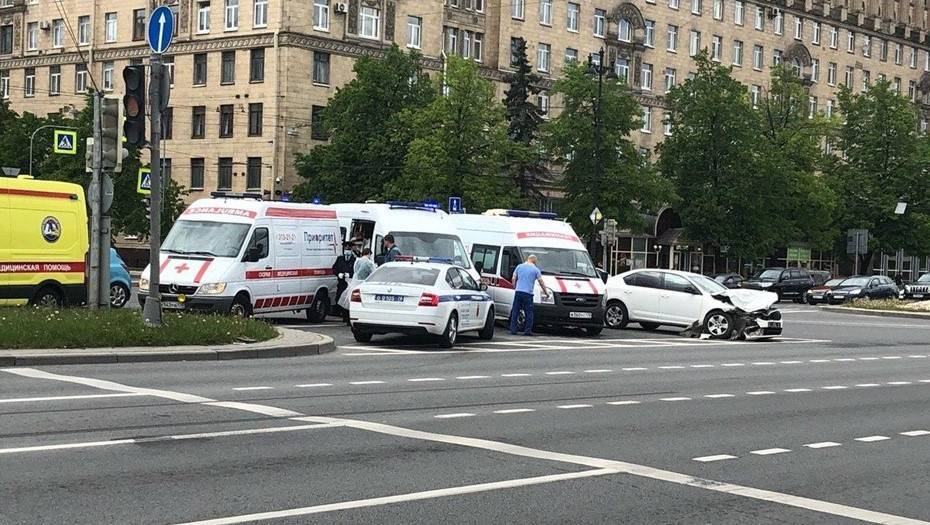 На юге Петербурга машина скорой помощи разнесла иномарку