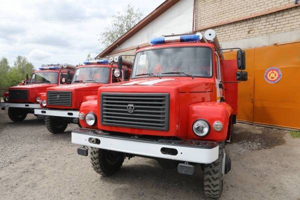 Три современные автоцистерны передали вологодские власти региональным пожарным