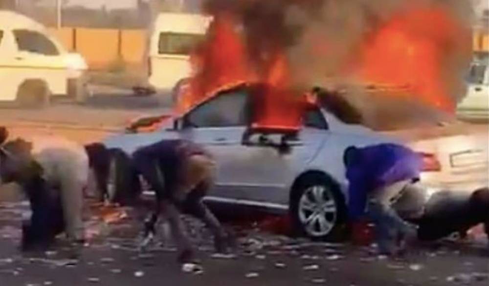 Переборщили с динамитом: грабители в ЮАР устроили мощный взрыв инкассаторского фургона
