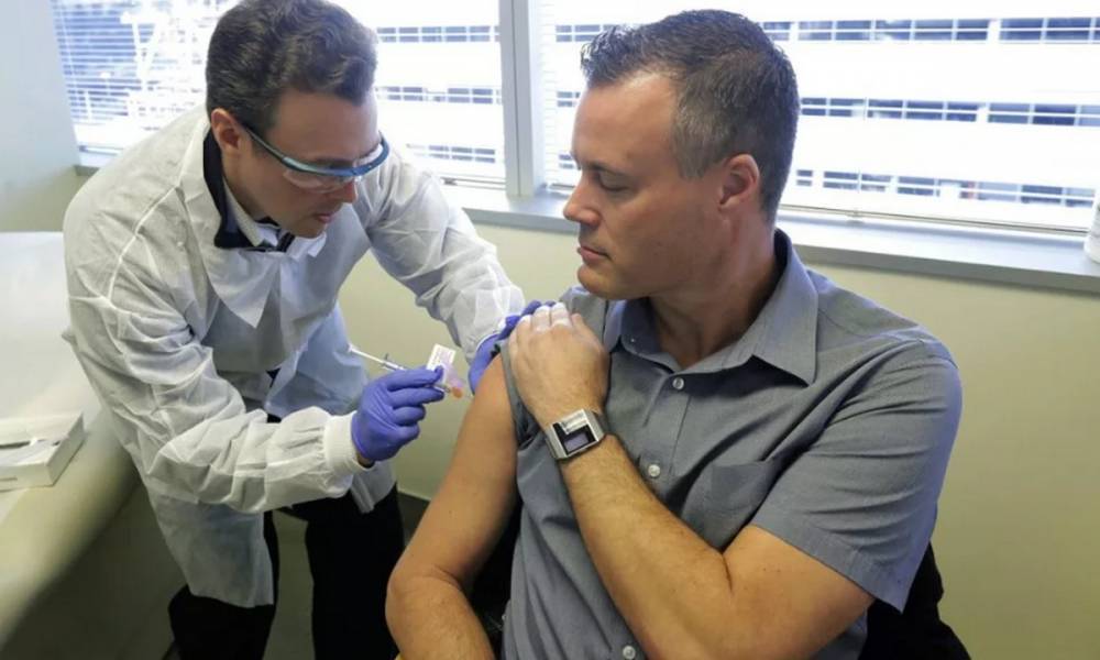 Испытавший вакцину от коронавируса рассказал о неприятном последствии
