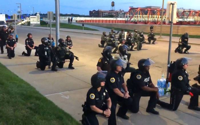 На видео сняли, как полиция в США встала на колени перед демонстрантами