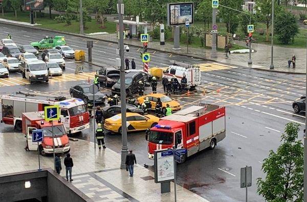 Полиция разыскивает виновника аварии с пятью автомобилями в центре Москвы