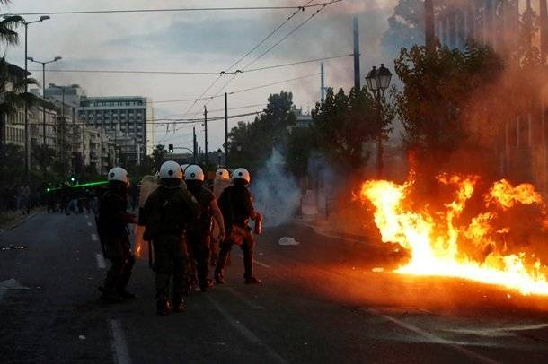 В Афинах у посольства США прошли столкновения с полицией: арестованы 12 человек