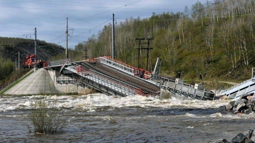 Глава РЖД поручил в кратчайшие сроки возвести переправу на месте рухнувшего моста в Мурманской области