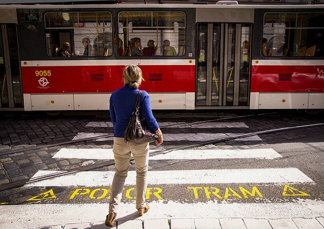 В Праге трамвай сбил человека на пешеходном переходе