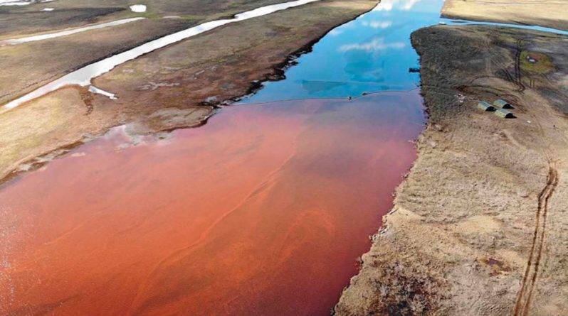 Экологическая катастрофа: тысячи тонн дизельного топлива вылились в реку Норильска