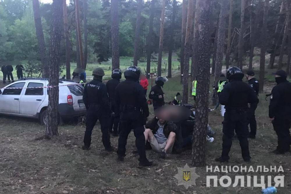 В Харьковской области группа мужчин порезала колеса и обстреляла окно полицейского авто