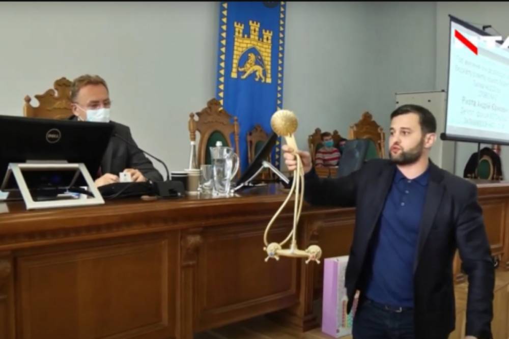 Депутат подарил Садовом "золотой душ", как символ безответственности и бессистемности