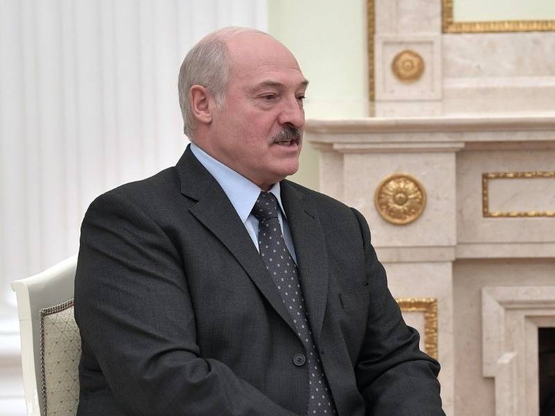 Лукашенко отправил правительсво в отставку, но "ждать революции не следует"