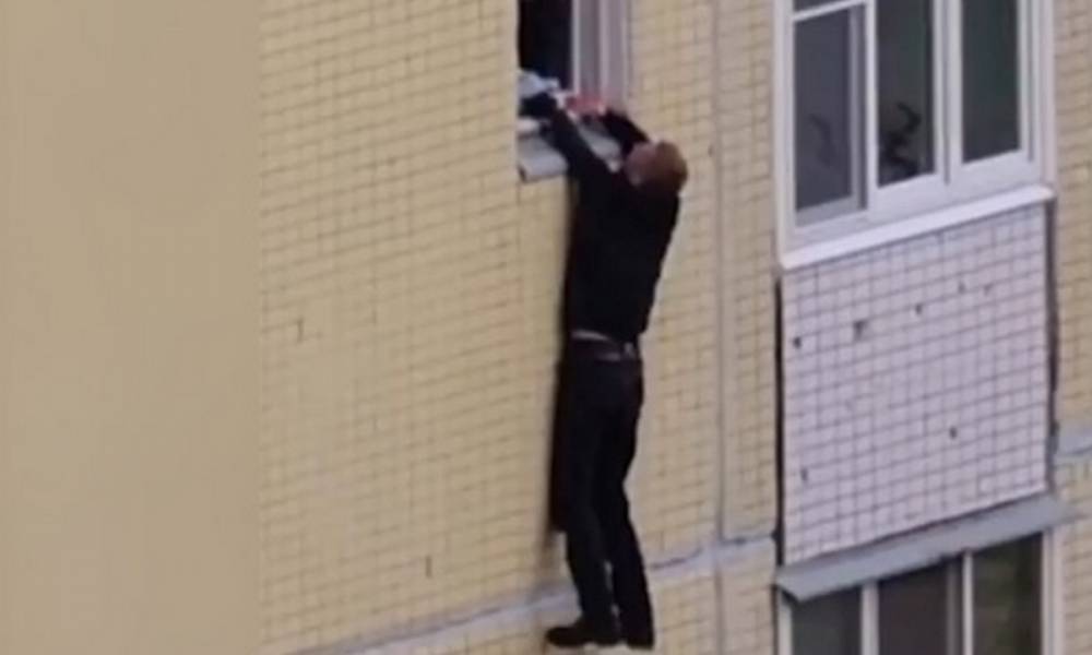 В Петрозаводске мужчина повис на подоконнике на девятом этаже