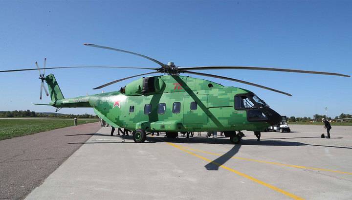 Военный вертолет совершил аварийную посадку на трассу в Подмосковье