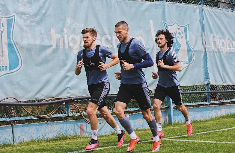 Футболисты «Ростова» возобновили тренировки на поле