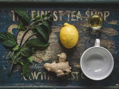 После тренировок в плохую погоду нужно выпить чай с медом, лимоном и имбирем