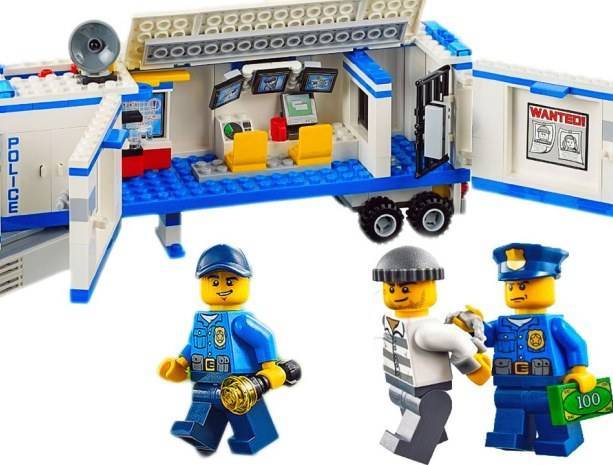 Полицейским досталось от Lego