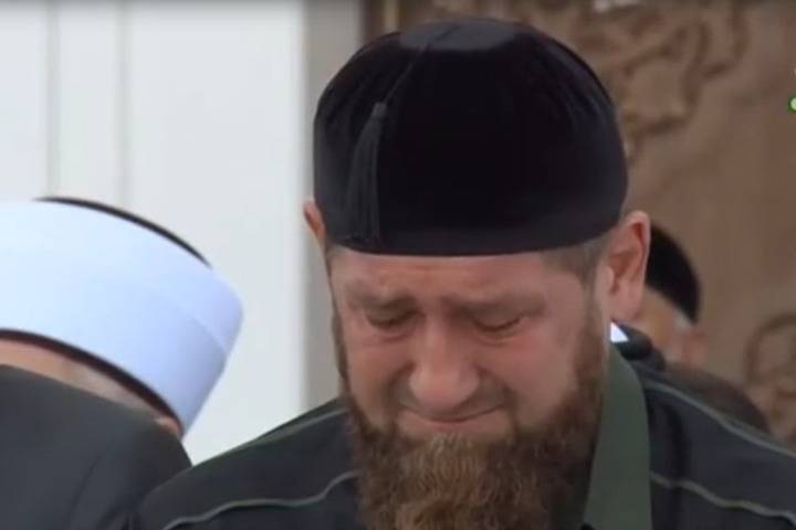 Кадыров заплакал во время проповеди в мечети