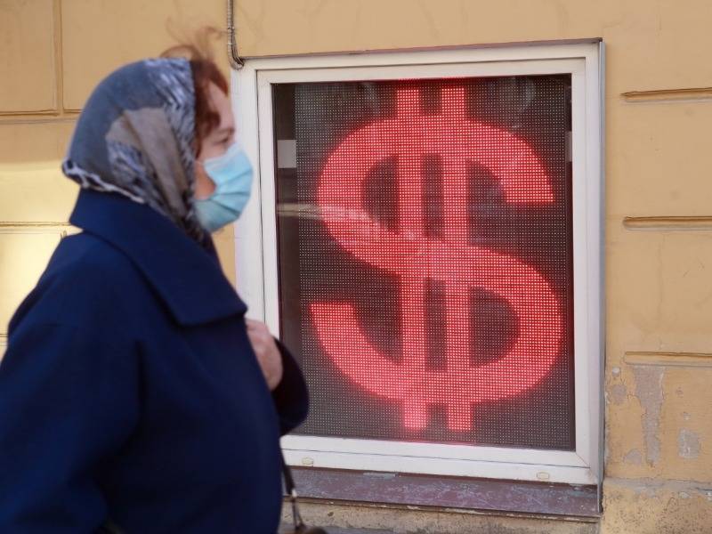 Аналитики допускают падение рубля до 103 за доллар при пессимистическом сценарии