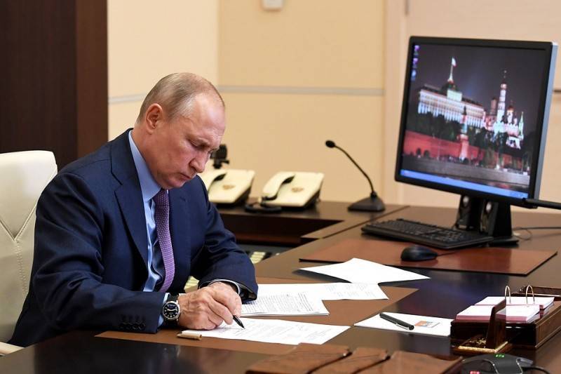 "Мы будем узнавать о чрезвычайных ситуациях из соцсетей? У вас там все в порядке со здоровьем?": Путин устроил разнос из-за ЧП в Норильске