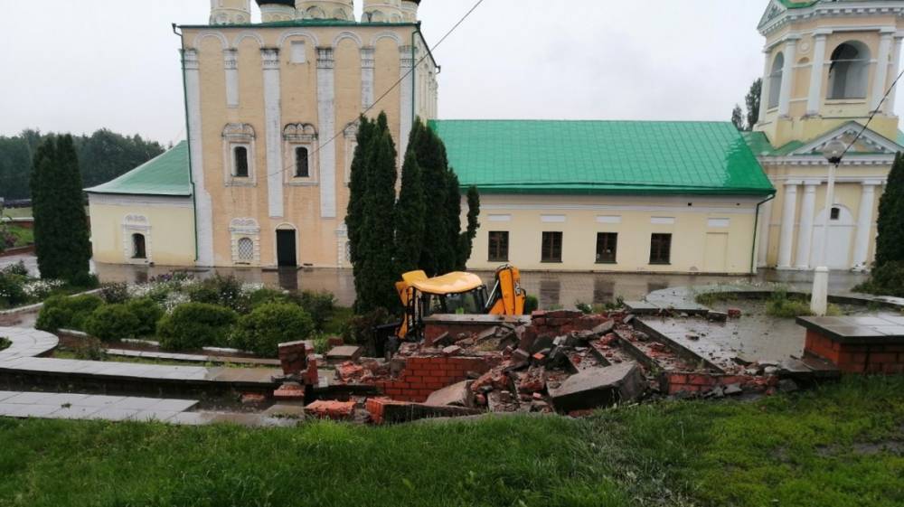 Трактор едва не влетел в храм на Адмиралтейке в Воронеже: пострадал водитель