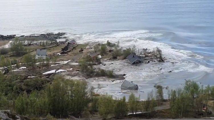 В Норвегии мощный оползень унёс в море 8 домов