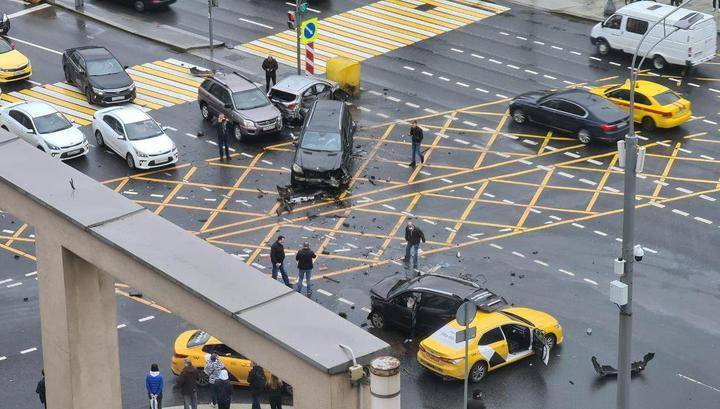 Три человека пострадали в столкновении пяти машин в центре Москвы