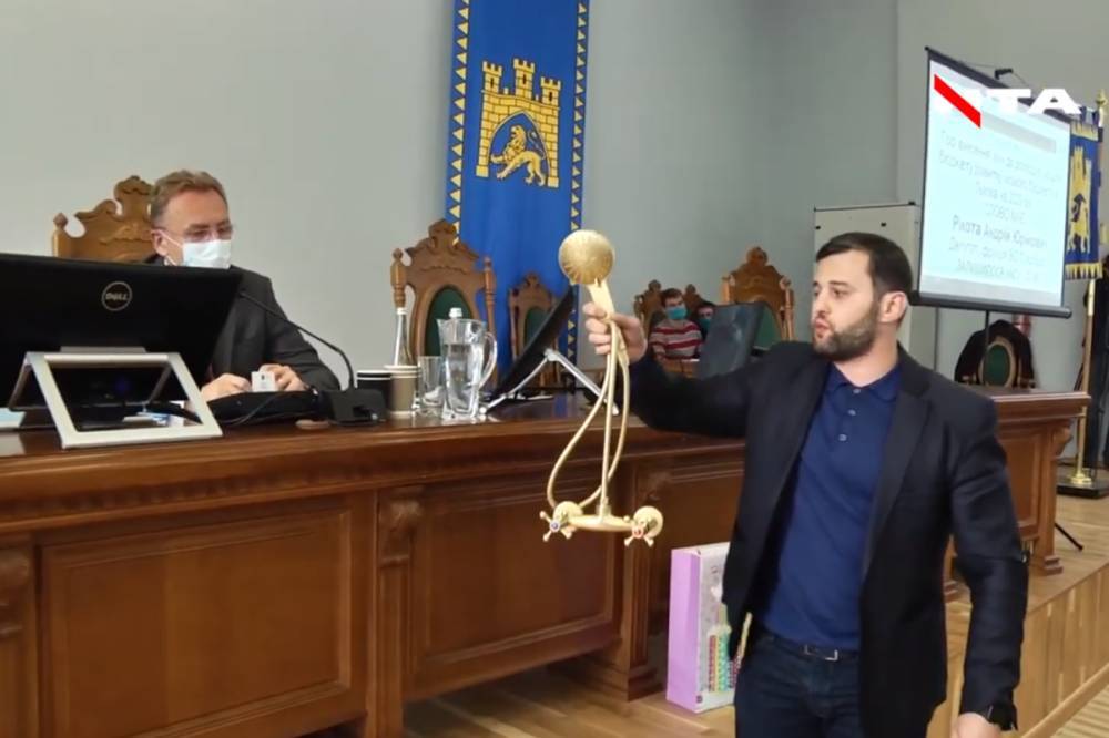 Депутат подарил Садовому "золотой душ", как символ безответственности и бессистемности