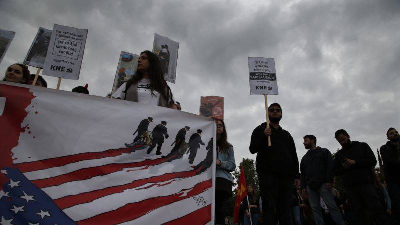 Демонстранты бросили зажигательные бомбы в сторону посольства США в Греции