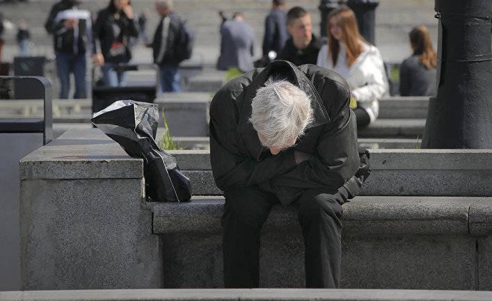 Не получают и двух тысяч: как Украина обрекает своих пенсионеров на жизнь в нищете (Апостроф, Украина)