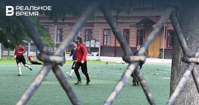 Экс-тренера «Рубина» засняли играющим в футбол во дворе школы
