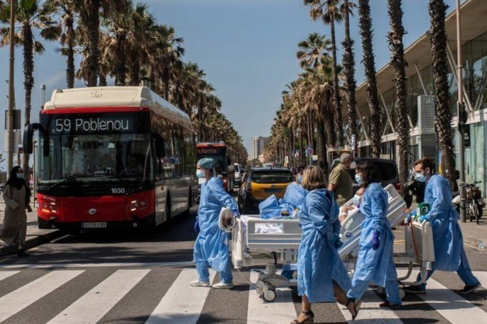 В Барселоне пациентов с коронавирусом вывозят дышать морским воздухом