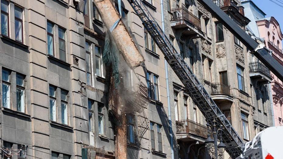 После обрушения на Кирочной в центре Петербурга тщательно проверяют балконы