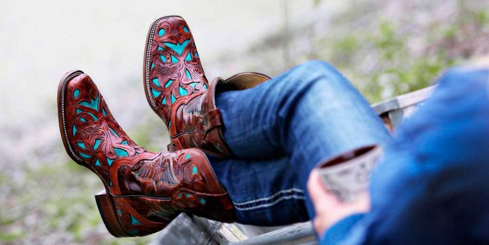 Румынский сапожник шьет обувь для соблюдения социальной дистанции